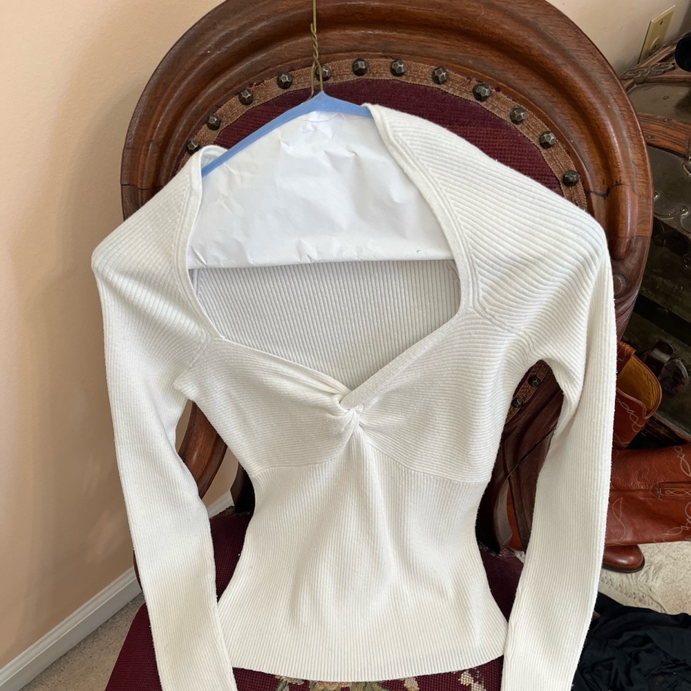 Lagence sweater in a s/p in very good condition.  Love this designer